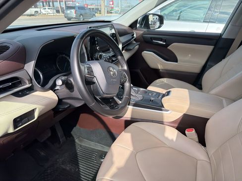 Used 2021 Toyota Highlander XLE image 11