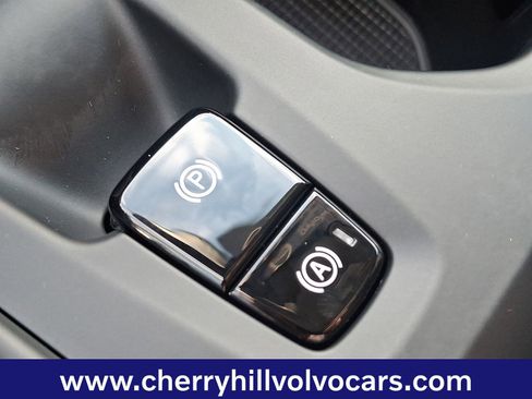 Certified 2025 Volvo XC40 B5 Core w/ Protection Package Premier image 27