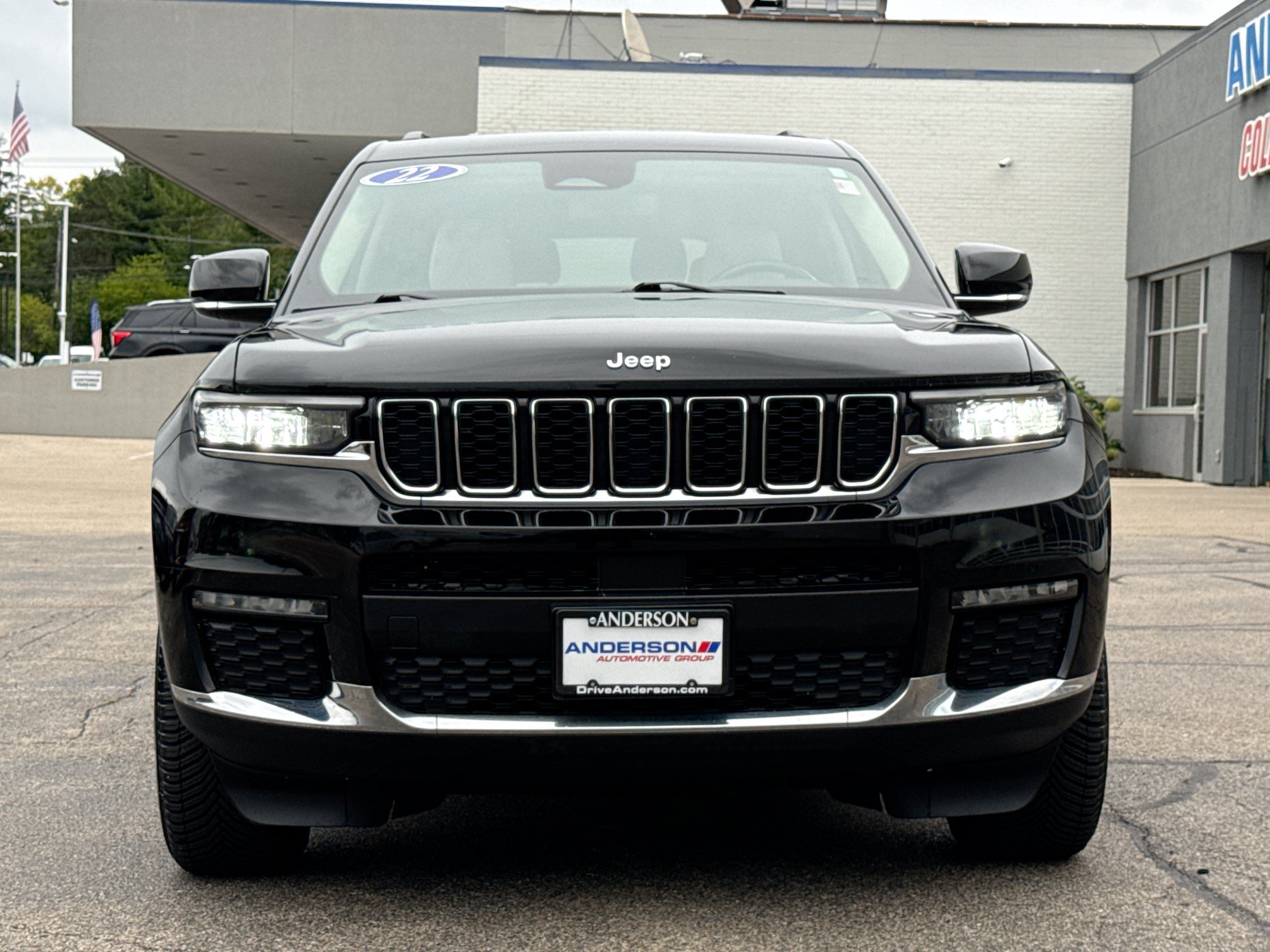 Used 2022 Jeep Grand Cherokee L Limited AWD/4WD image 2