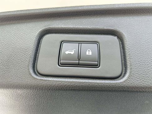 Used 2025 Nissan Pathfinder SV FWD image 17