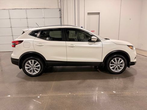 Used 2020 Nissan Rogue Sport SV FWD image 4