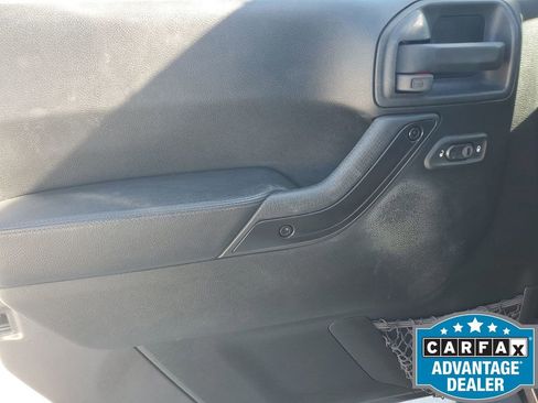 Used 2017 Jeep Wrangler Unlimited Sahara image 42