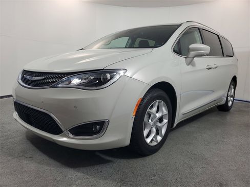 Used 2020 Chrysler Pacifica Touring-L Plus w/ Tire & Wheel Group image 3