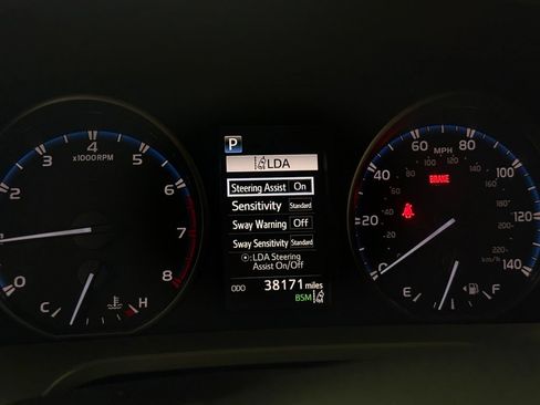 Used 2018 Toyota RAV4 XLE AWD/4WD image 13