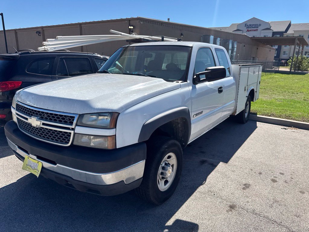 Used 2005 Chevrolet Silverado 2500 W/T w/ Skid Plate Package AWD/4WD image 3