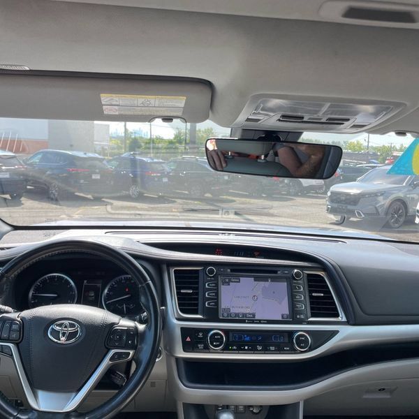 Used 2019 Toyota Highlander XLE AWD/4WD image 30