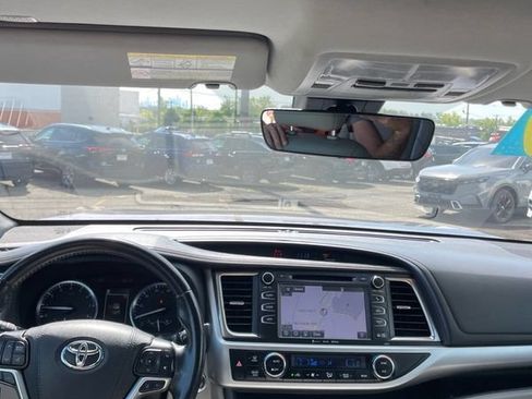 Used 2019 Toyota Highlander XLE AWD/4WD image 30