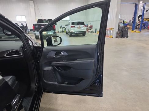 Used 2025 Chrysler Pacifica Select FWD image 27