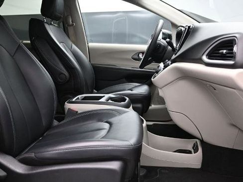 Used 2024 Chrysler Pacifica Touring-L FWD image 13