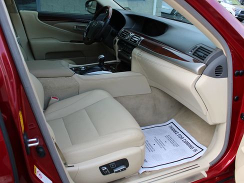 Used 2013 Lexus LS 460 w/ Comfort Pkg RWD image 16