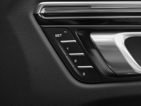 Used 2025 Porsche Macan image 16