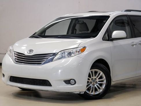 Used 2016 Toyota Sienna XLE w/ XLE Navigation Package FWD image 5
