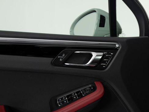 Certified 2025 Porsche Macan AWD/4WD image 20