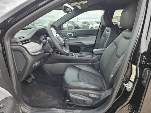 New 2026 Jeep Compass Latitude image 9