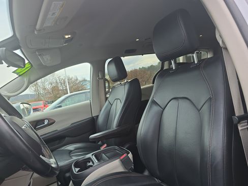 Used 2018 Chrysler Pacifica Touring-L image 12