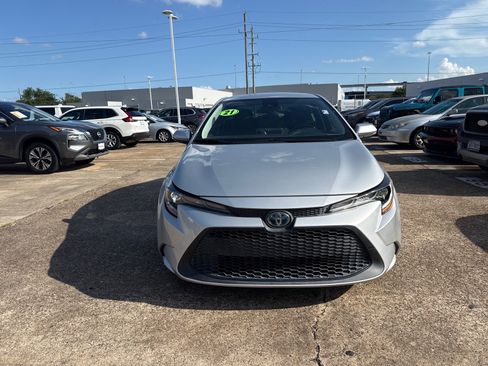 Used 2021 Toyota Corolla LE FWD image 2