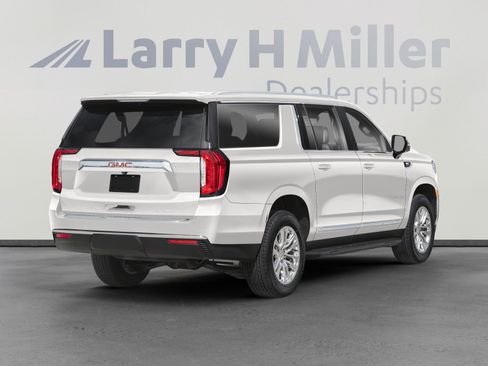 Used 2021 GMC Yukon XL SLT w/ SLT Premium Package AWD/4WD image 2