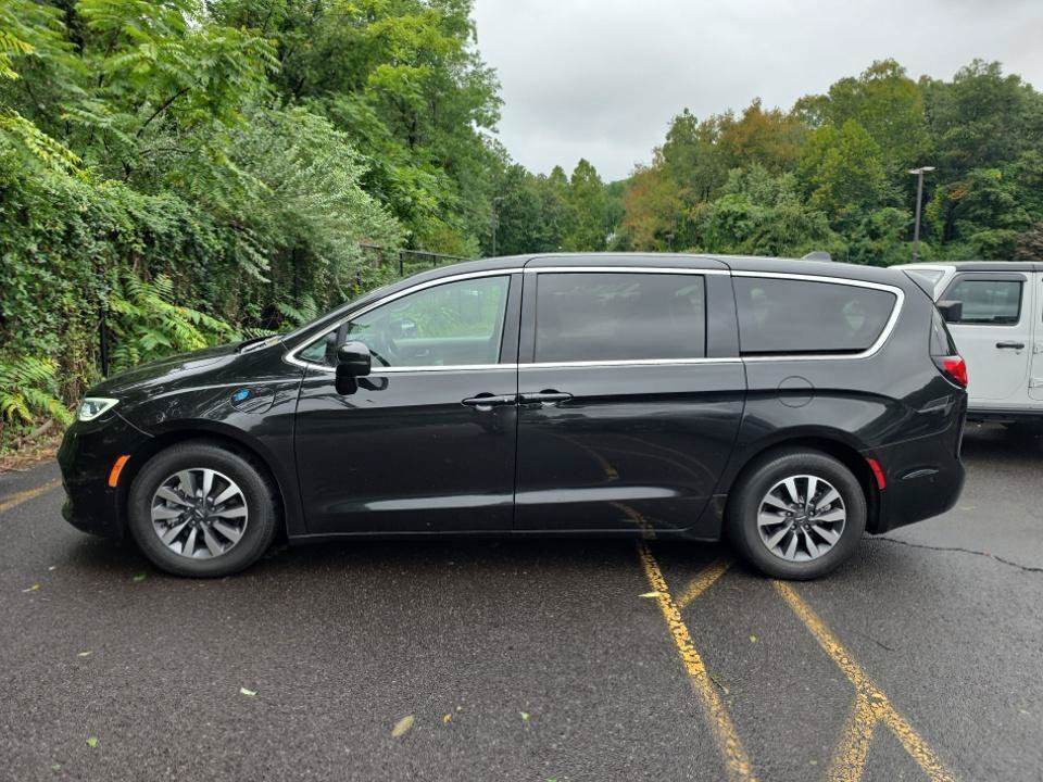 Used 2022 Chrysler Pacifica Touring-L w/ Uconnect Theater Family Group FWD image 6
