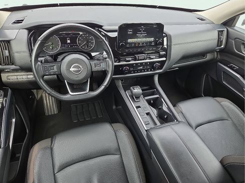 Used 2025 Nissan Pathfinder SL FWD image 12