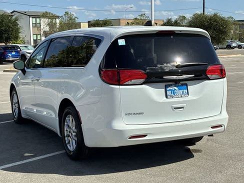 Used 2023 Chrysler Voyager LX FWD image 4