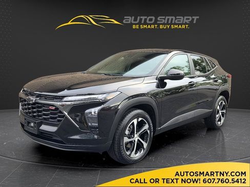 Used 2025 Chevrolet Trax RS FWD image 1
