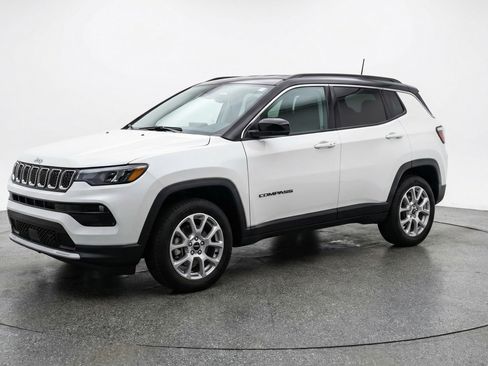 Used 2025 Jeep Compass Limited image 3