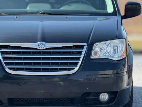 Used 2010 Chrysler Town & Country Touring image 12