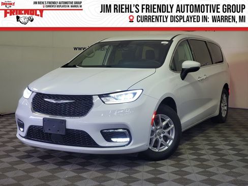 Used 2023 Chrysler Pacifica Touring-L FWD image 1