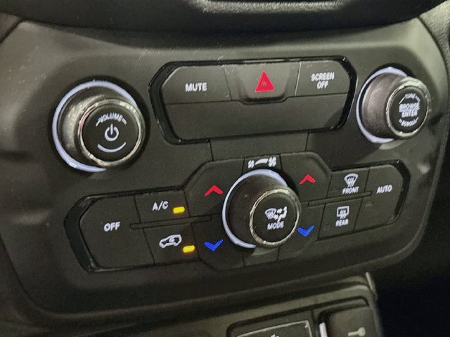 Used 2018 Jeep Renegade Latitude w/ Cold Weather Group FWD image 16