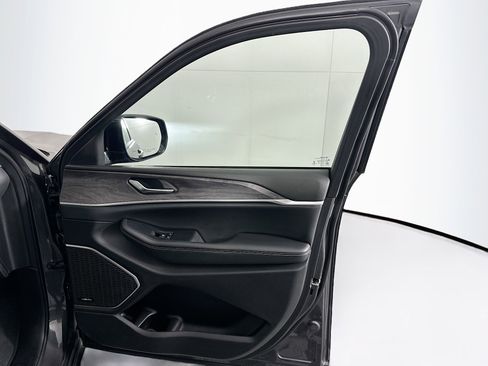 Used 2022 Jeep Grand Cherokee Limited 4xe image 32