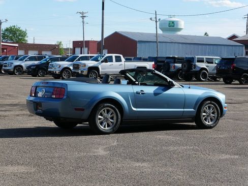 Used 2006 Ford Mustang Premium RWD image 3