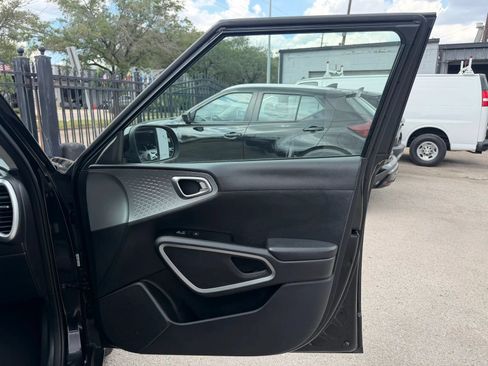 Used 2023 Kia Soul LX w/ LX Technology Package FWD image 9