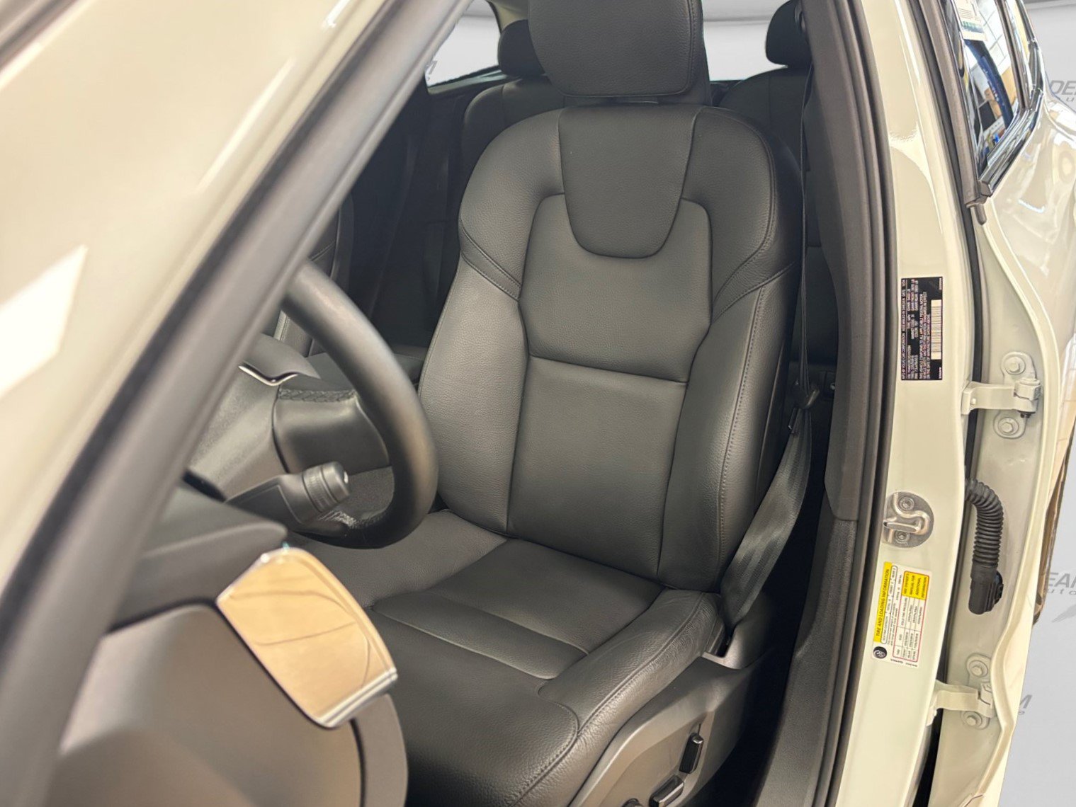 Used 2025 Volvo XC60 B5 Plus AWD/4WD image 37