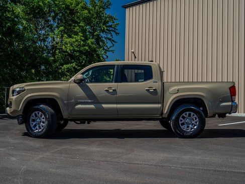 Used 2017 Toyota Tacoma SR5 w/ Tow Package AWD/4WD image 5