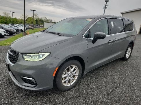 Used 2023 Chrysler Pacifica Touring-L FWD image 3