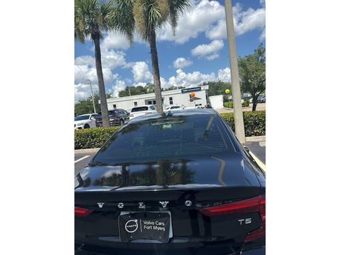 Used 2020 Volvo S60 T5 Momentum FWD image 10