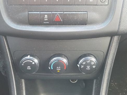 Used 2013 Dodge Avenger SE FWD image 25