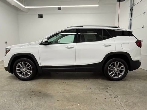 Used 2023 GMC Terrain SLT image 8