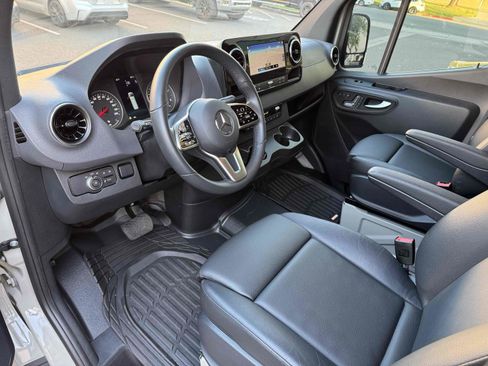 Used 2024 Mercedes-Benz Sprinter 2500 image 3