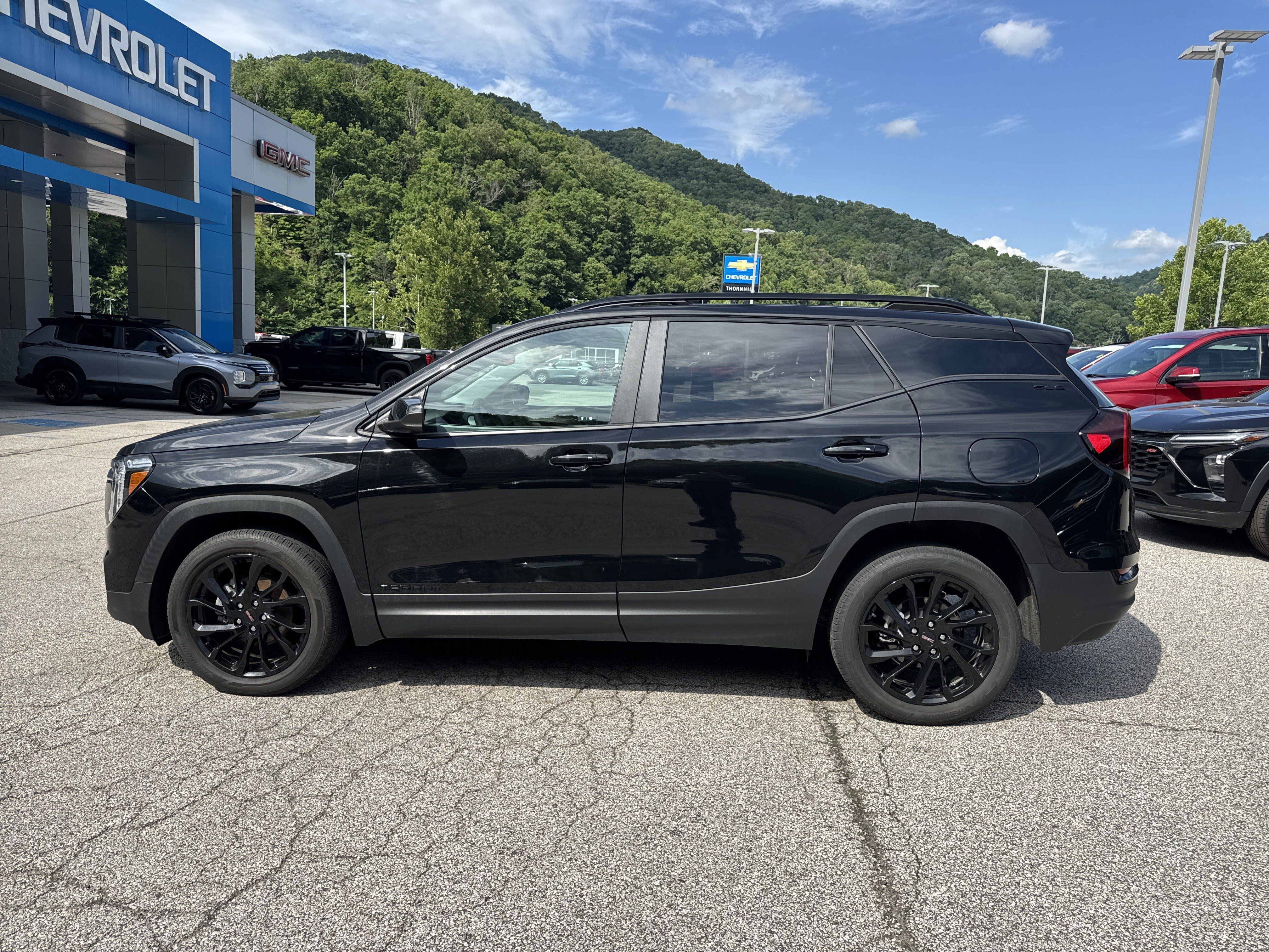 Used 2023 GMC Terrain SLE w/ Driver Convenience Package AWD/4WD image 9