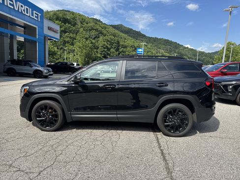 Used 2023 GMC Terrain SLE w/ Driver Convenience Package AWD/4WD image 9