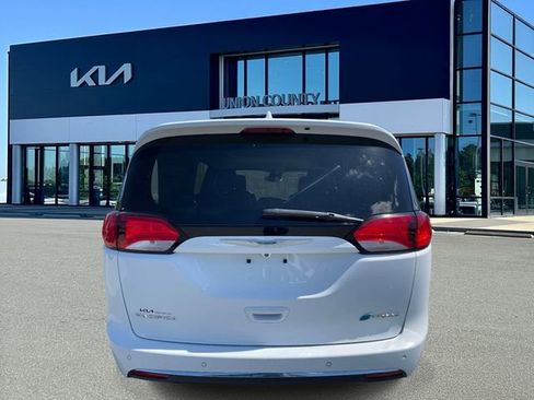 Used 2018 Chrysler Pacifica Limited w/ Advanced Safetytec Group FWD image 8