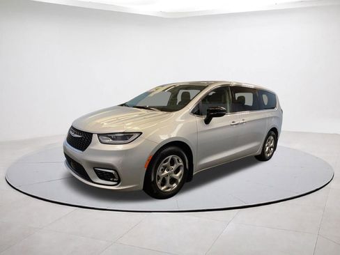 Certified 2024 Chrysler Pacifica Limited FWD image 3