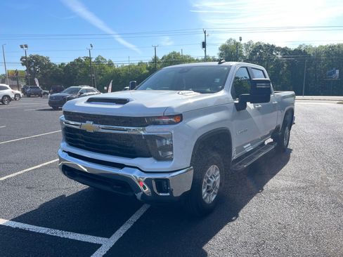 Used 2025 Chevrolet Silverado 2500 LT w/ Convenience Package AWD/4WD image 3