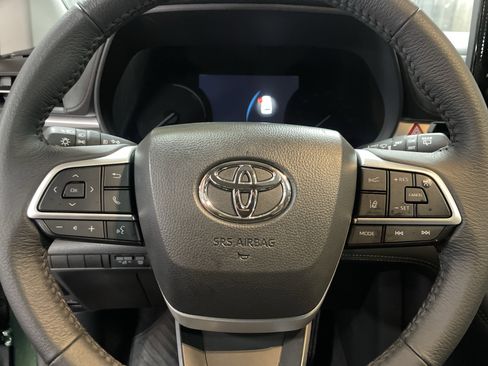 Used 2025 Toyota Sienna XLE image 18