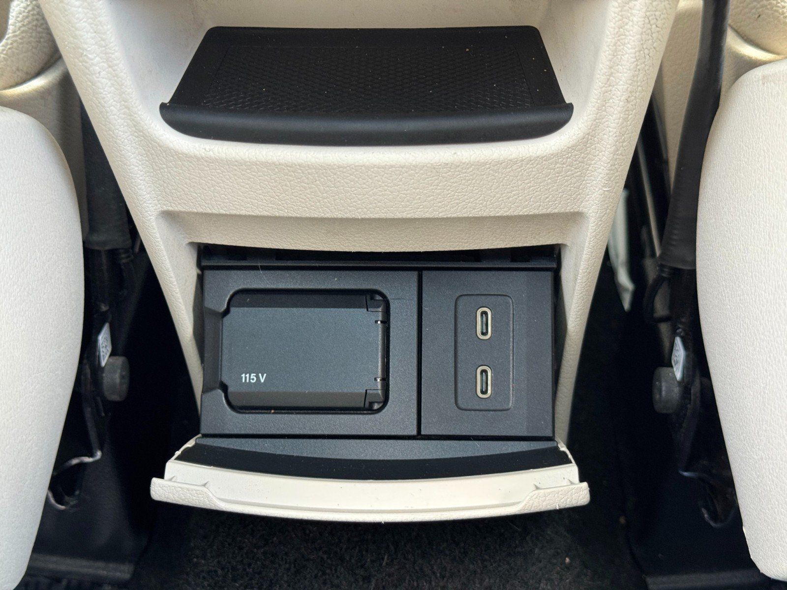 Used 2024 Mercedes-Benz GLB 250 w/ Exclusive Package image 39