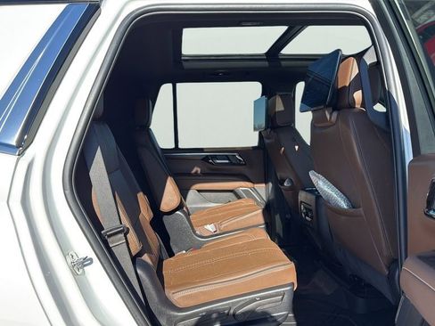 Used 2025 Chevrolet Tahoe High Country AWD/4WD image 13