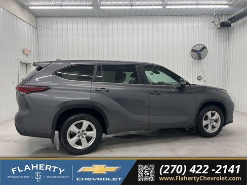 Used 2024 Toyota Highlander LE AWD/4WD image 2