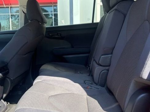 Used 2022 Toyota Highlander LE AWD/4WD image 10