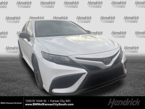 Used 2021 Toyota Camry SE image 1